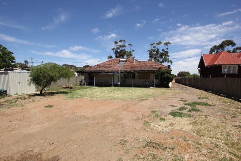 28 Longhurst Street, Narembeen WA 6369, Image 2