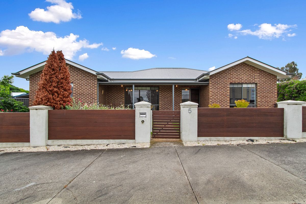 3 bedrooms Townhouse in 1/5 Macfarlane Street HEYFIELD VIC, 3858