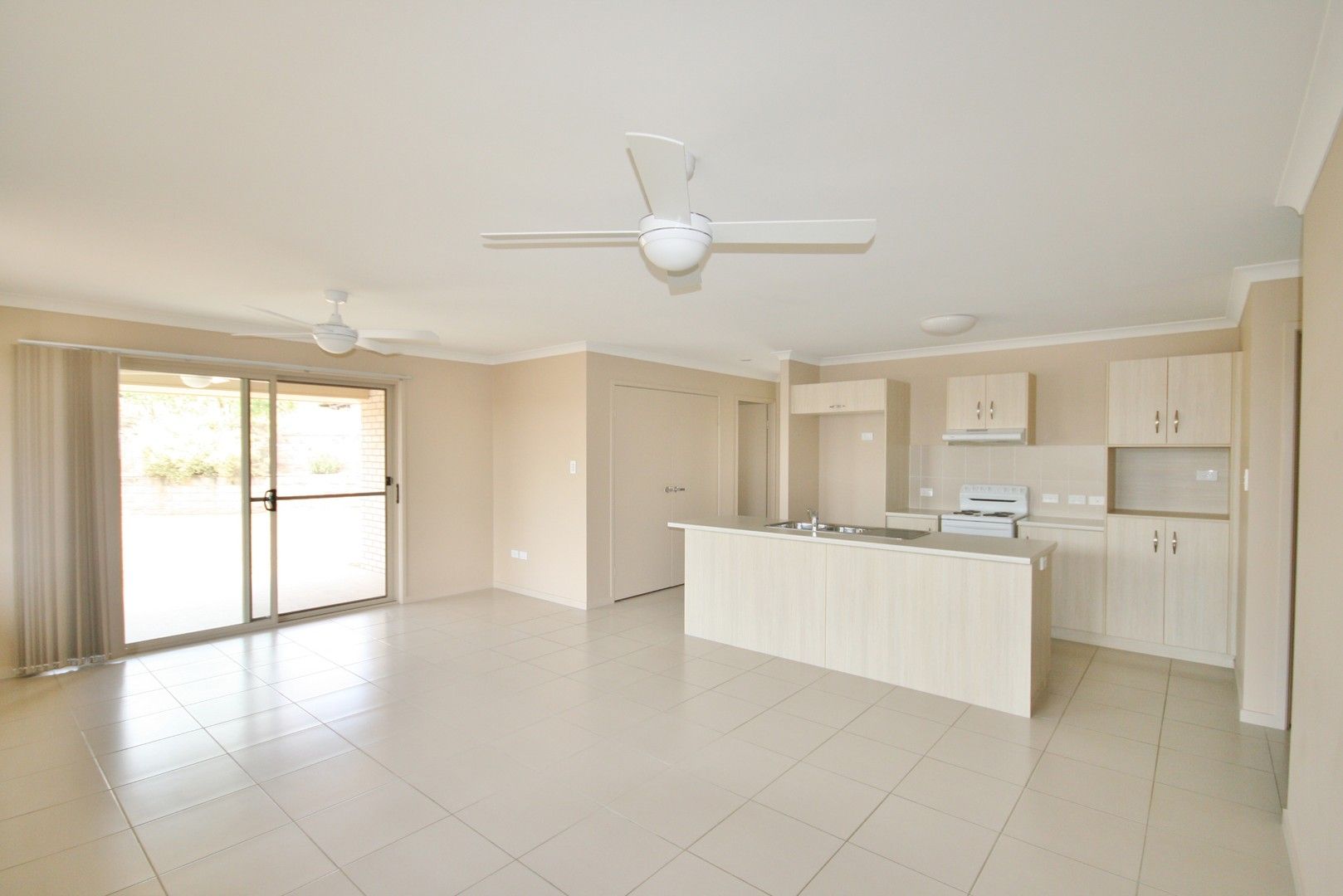 4 bedrooms House in 1 Waratah Place SOUTHSIDE QLD, 4570