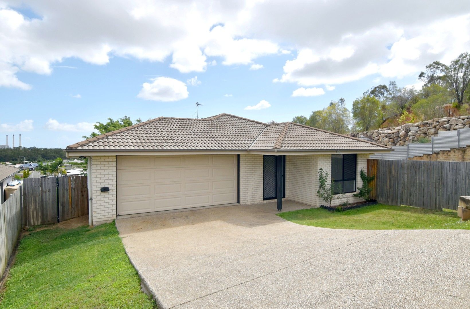 4 bedrooms House in 19 Leslie Street CLINTON QLD, 4680