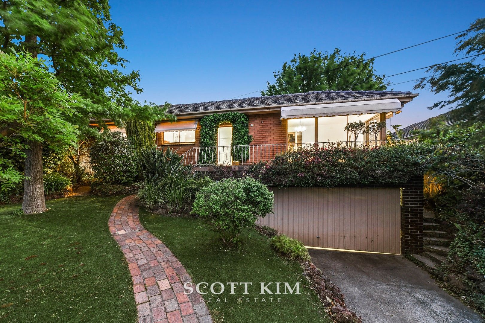 5 bedrooms House in 24 Barlyn Road MOUNT WAVERLEY VIC, 3149