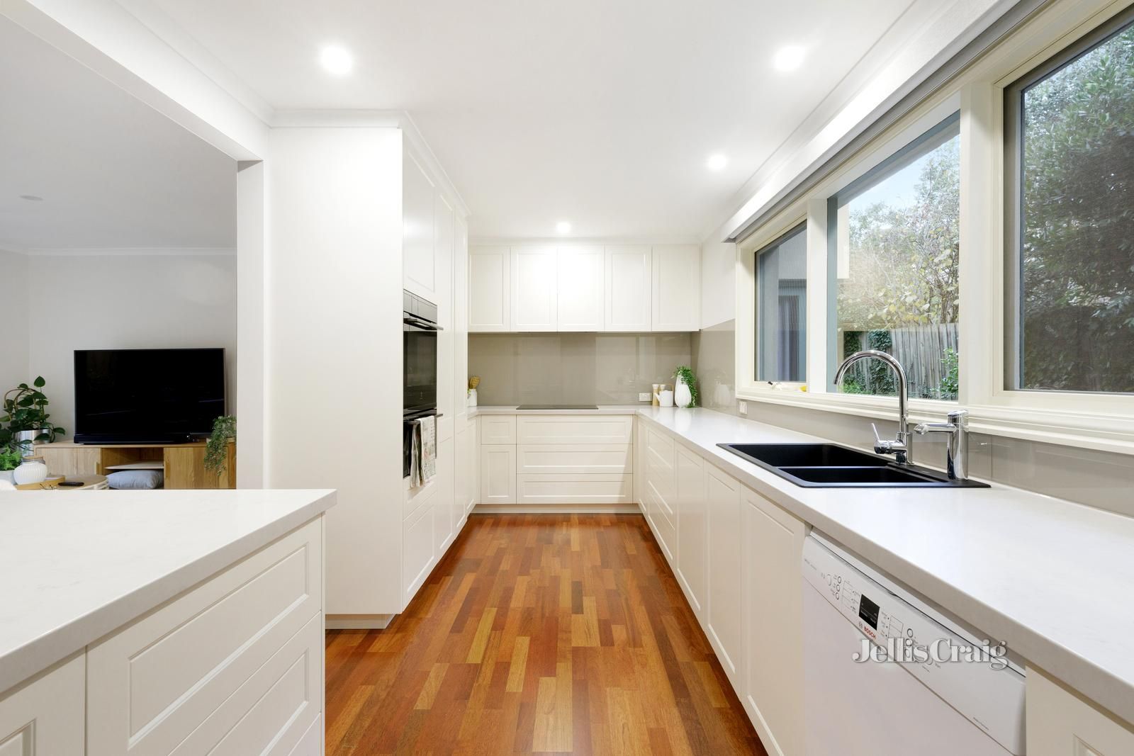 1 Deanswood Road, Forest Hill VIC 3131, Image 2