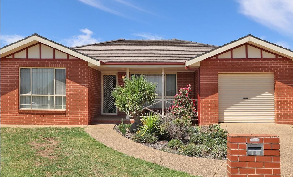 1/27 Woomera Place, Glenfield Park NSW 2650 Villa For Rent 330