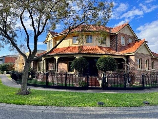 4 bedrooms House in 13 PARKSIDE BOULEVARD PASCOE VALE SOUTH VIC, 3044