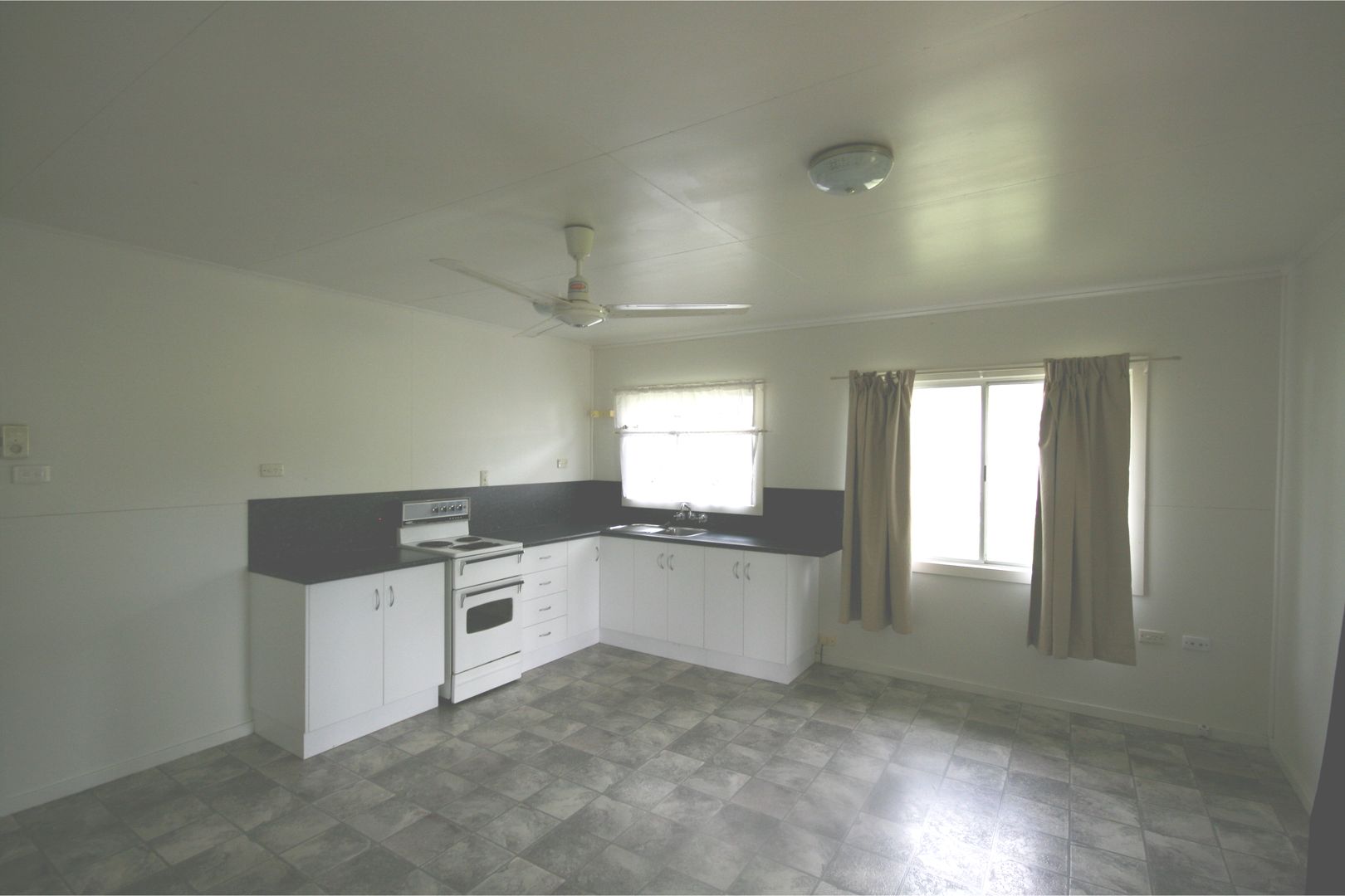 2/22 Sutherland Street, Mareeba QLD 4880 Apartment For Rent 300