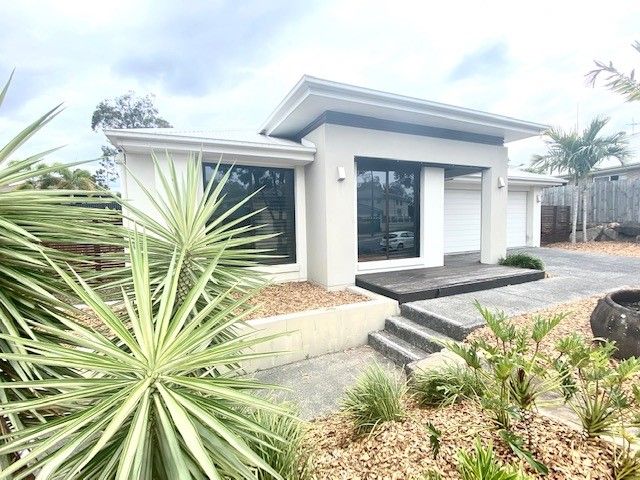 3 bedrooms House in 29 Cardena Drive AUGUSTINE HEIGHTS QLD, 4300
