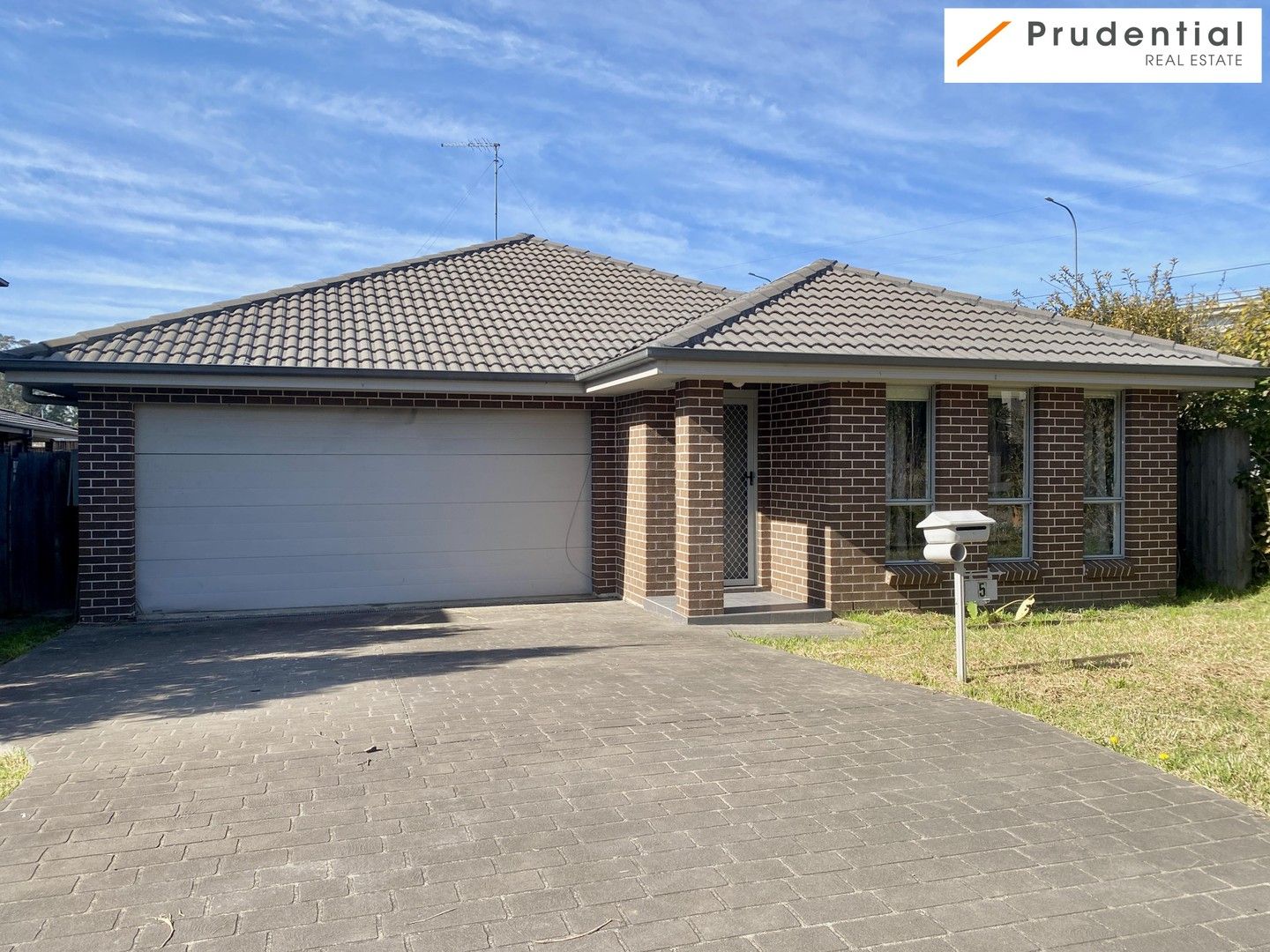 4 bedrooms House in 5 Minstrel Street GLENFIELD NSW, 2167