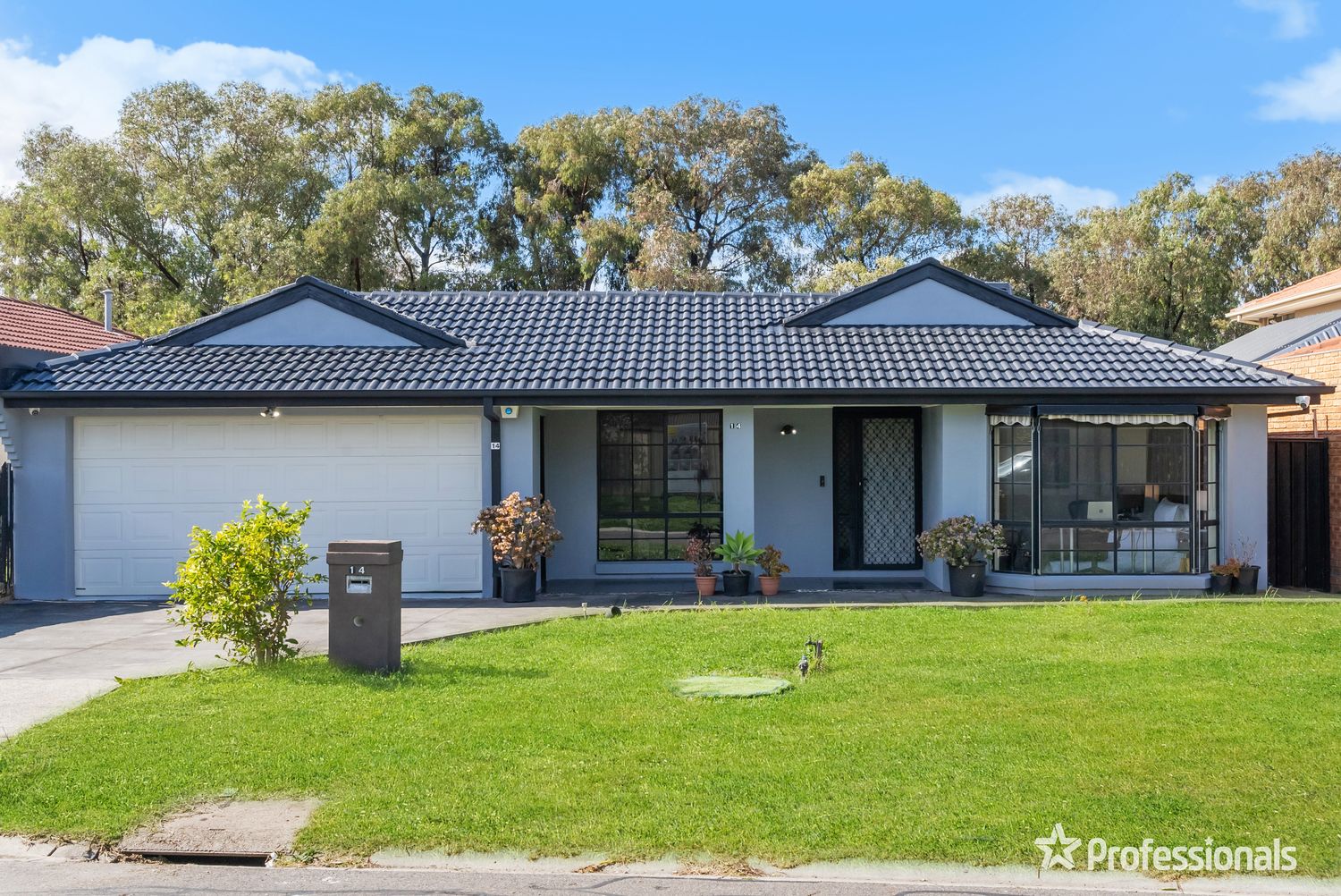3 bedrooms House in 14 Mercer Court DELAHEY VIC, 3037