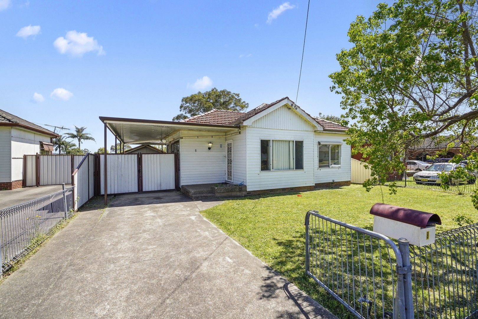 3 bedrooms House in 8 Parkland Avenue MACQUARIE FIELDS NSW, 2564