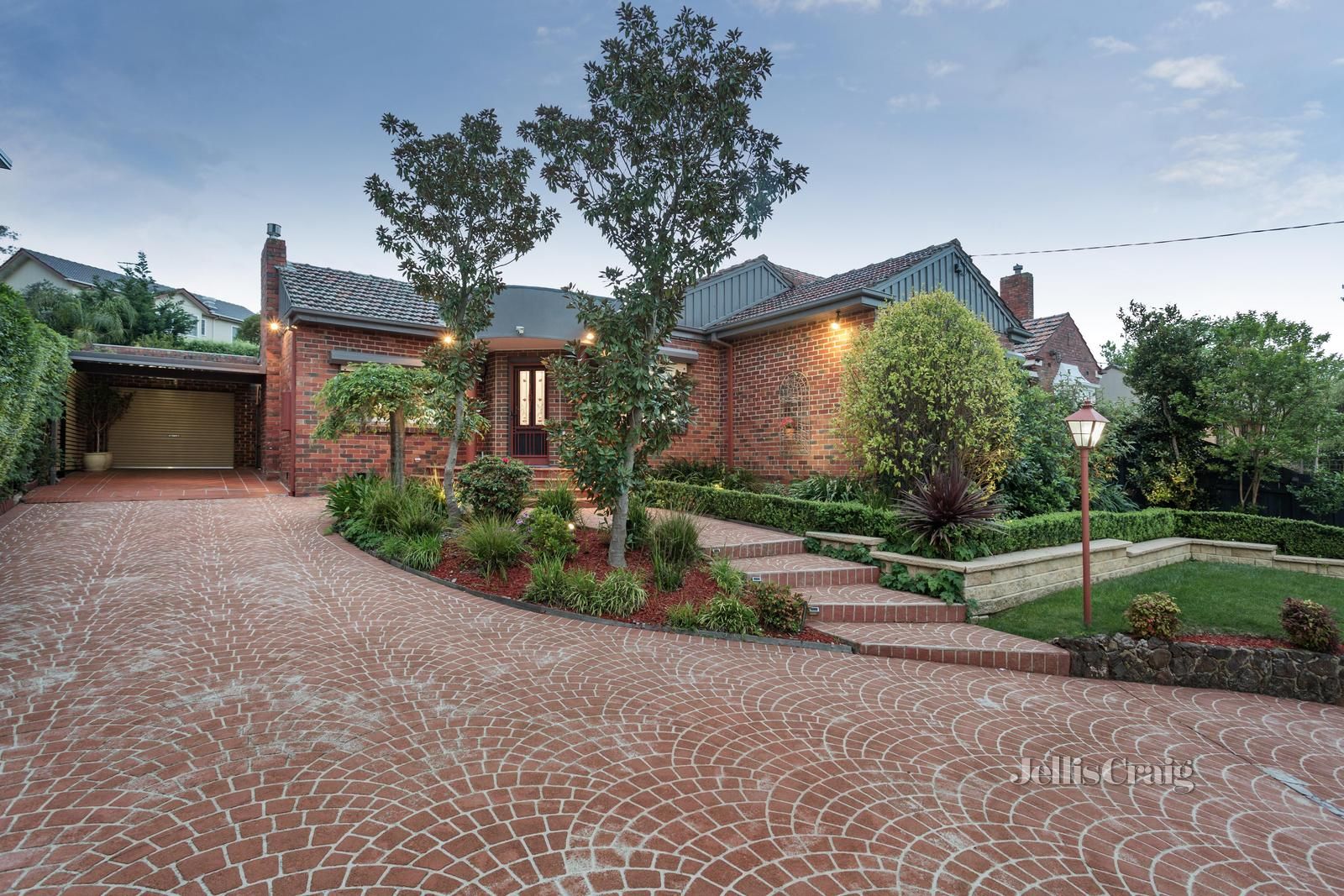 3 bedrooms House in 28 Charteris Drive IVANHOE EAST VIC, 3079