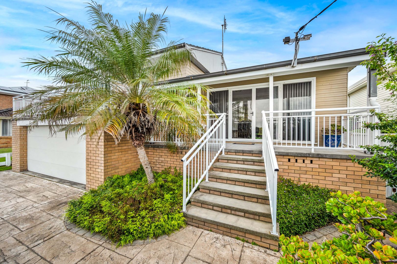 32 Macquarie Grove, Caves Beach Property History & Address Research