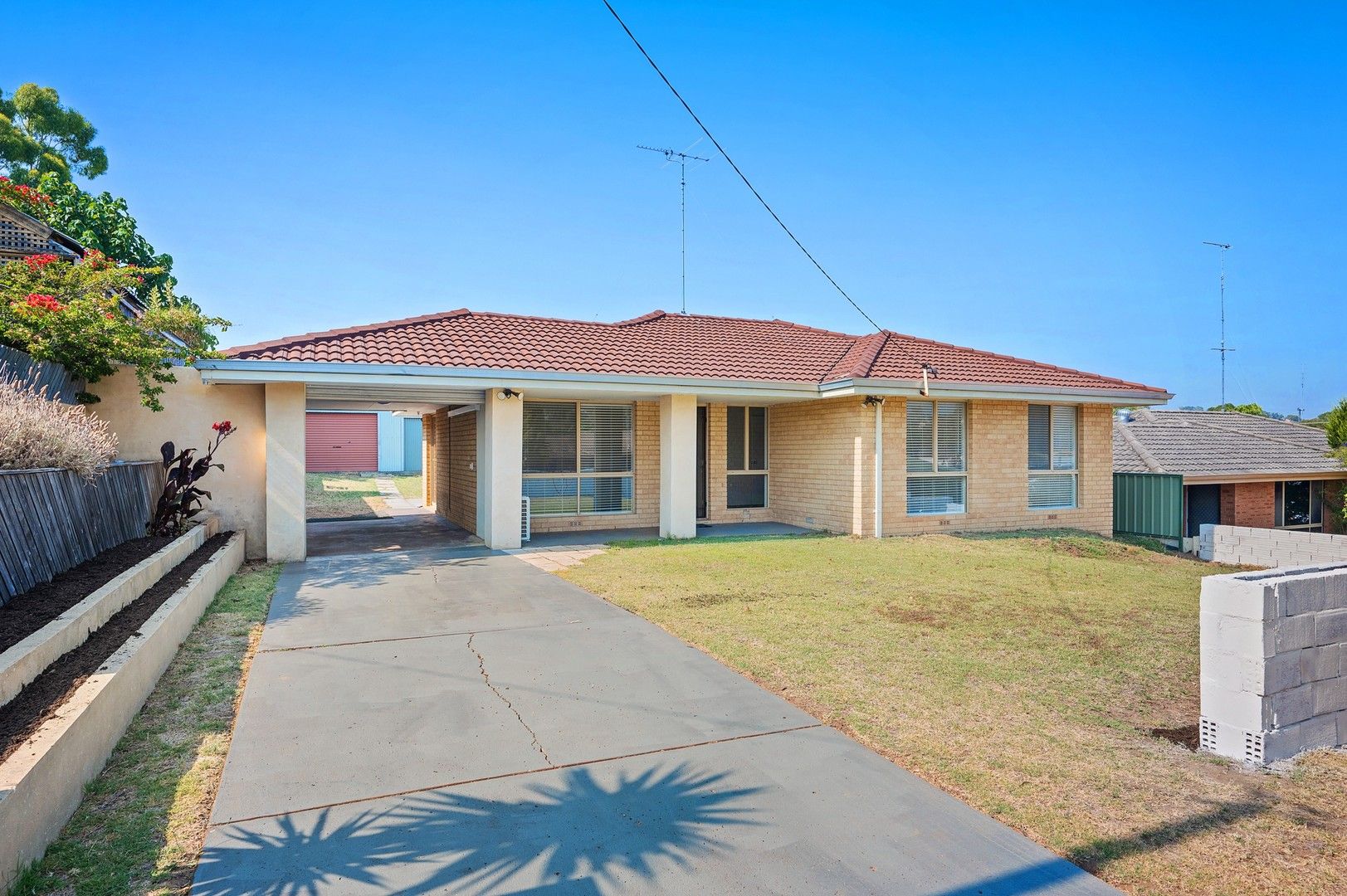 4 bedrooms House in 7 Littlefair Drive WITHERS WA, 6230