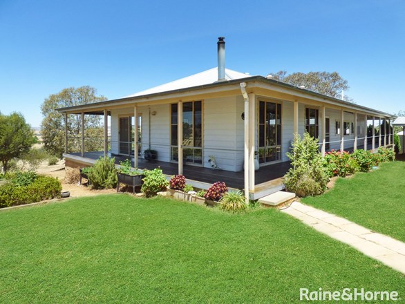 7 Donges Road, Young NSW 2594
