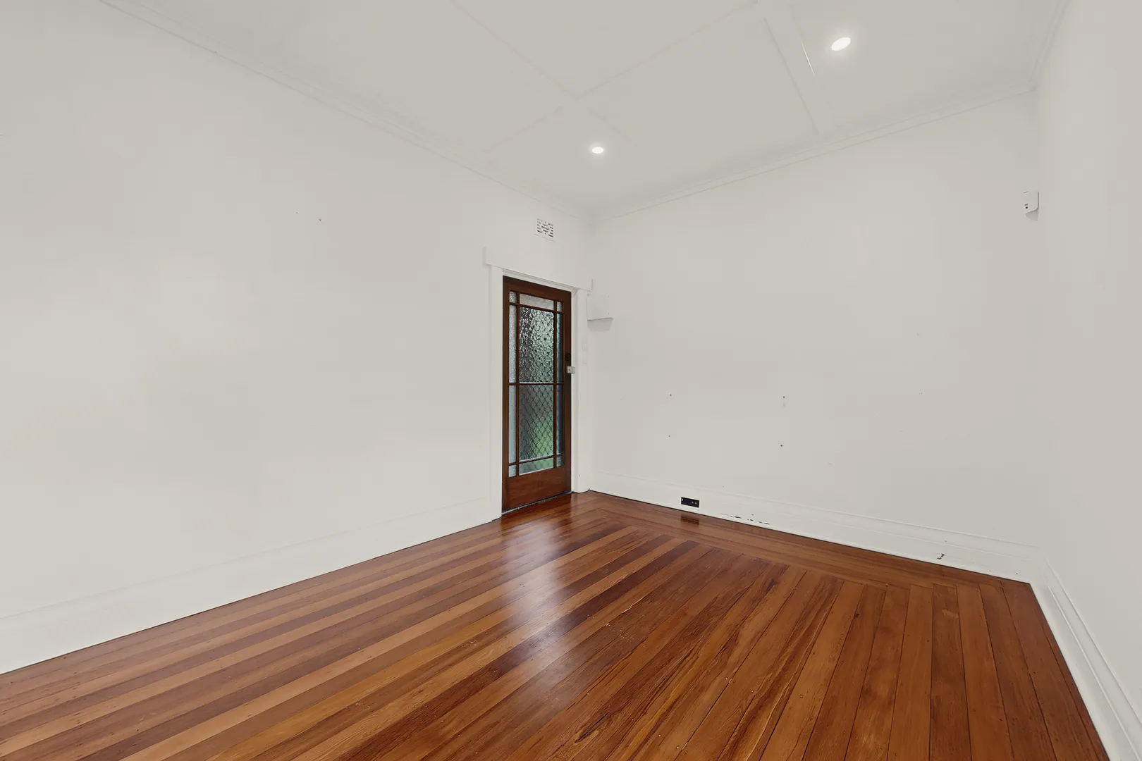 Charming Tudor-Style Apartment with Private Courtyard - View 4