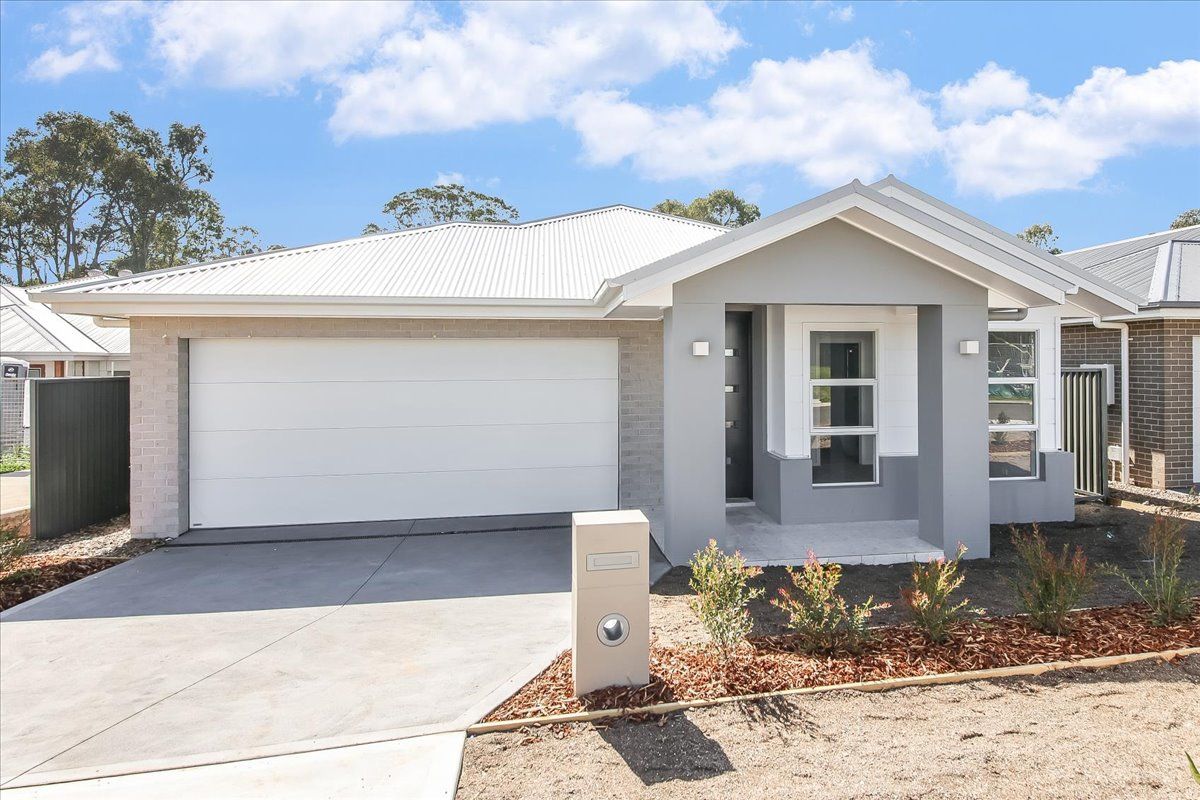 4 bedrooms House in 15 Burton Drive TAHMOOR NSW, 2573