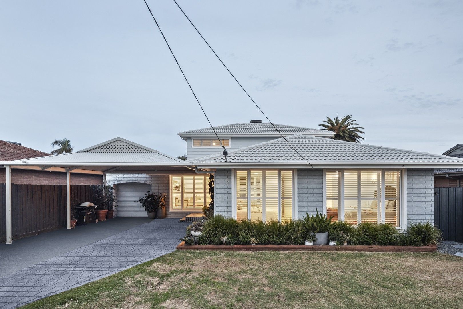 5 bedrooms House in 8 Blackburn Drive CHELTENHAM VIC, 3192