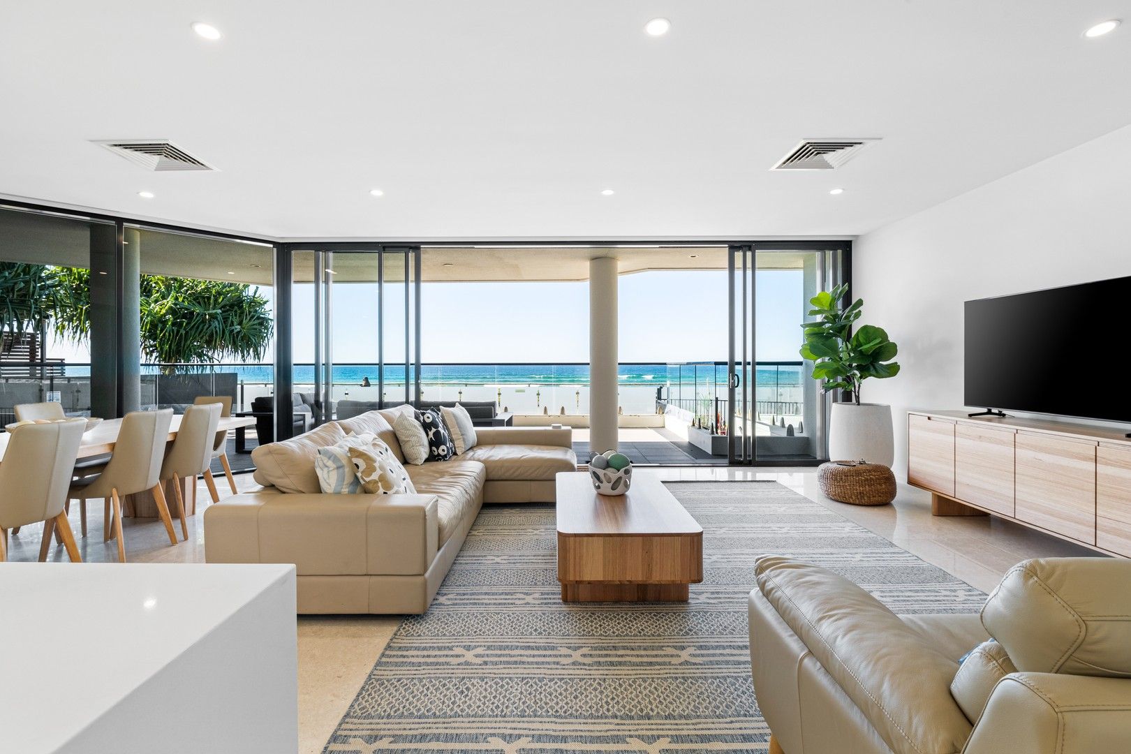 3 bedrooms Apartment / Unit / Flat in 2/3527 Main Beach Parade MAIN BEACH QLD, 4217