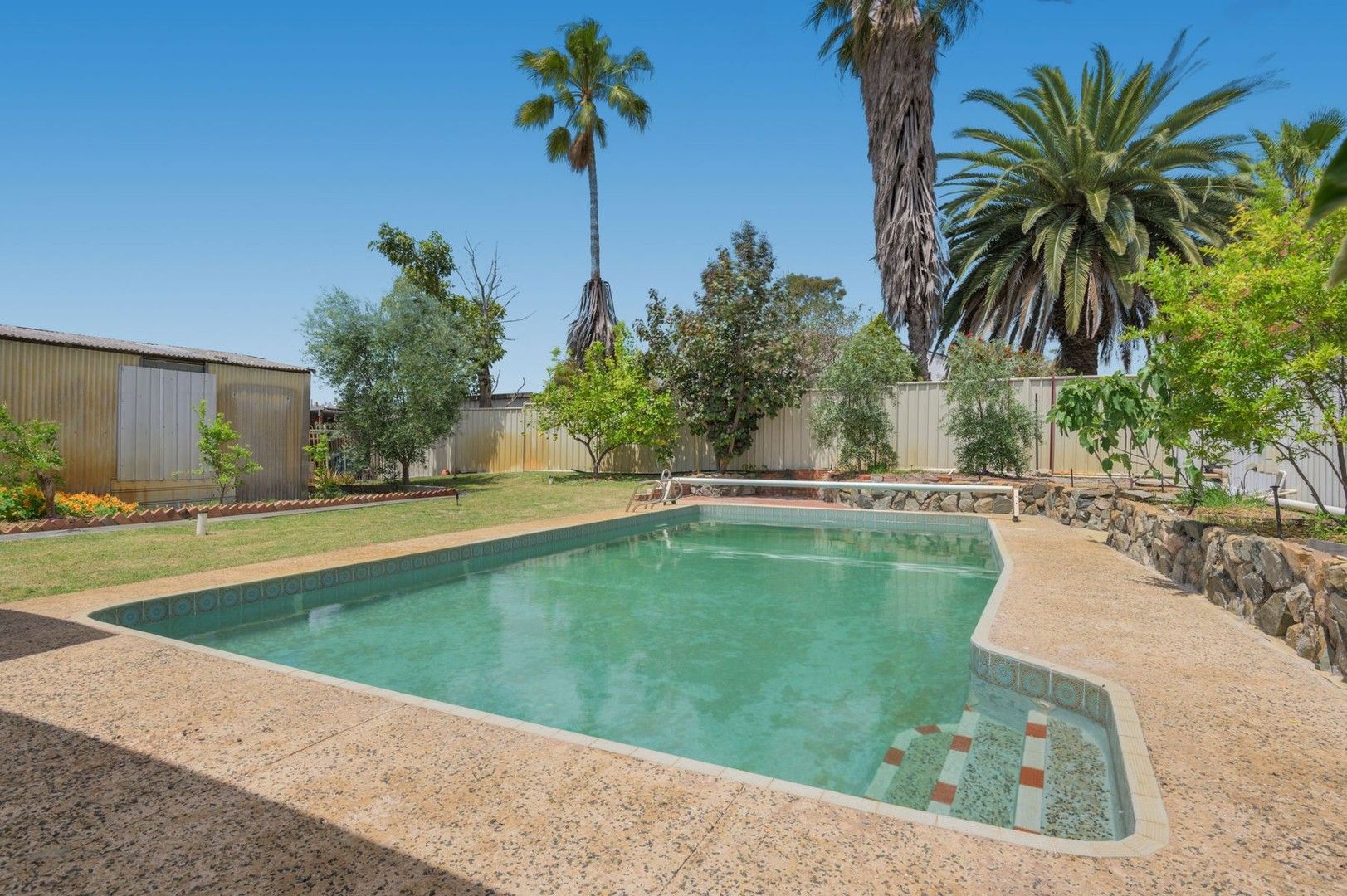4 bedrooms House in 40 Pembury Road THORNLIE WA, 6108