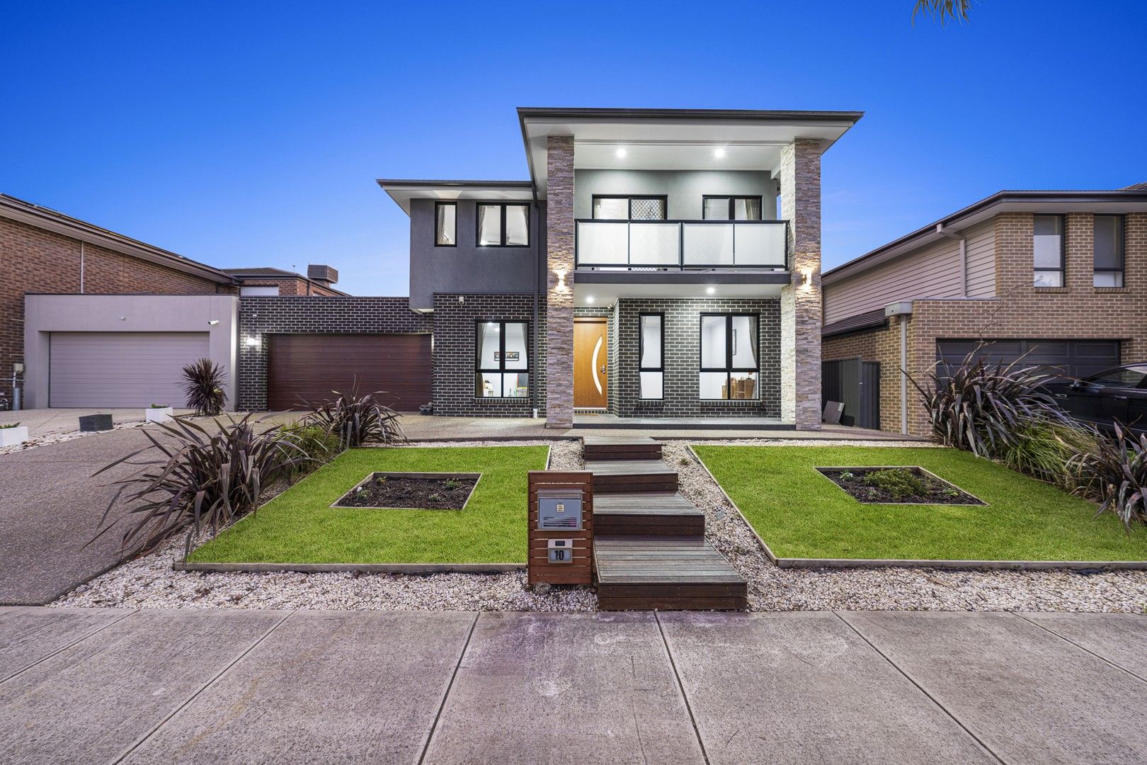 5 bedrooms House in 10 McAllister Drive CRANBOURNE EAST VIC, 3977