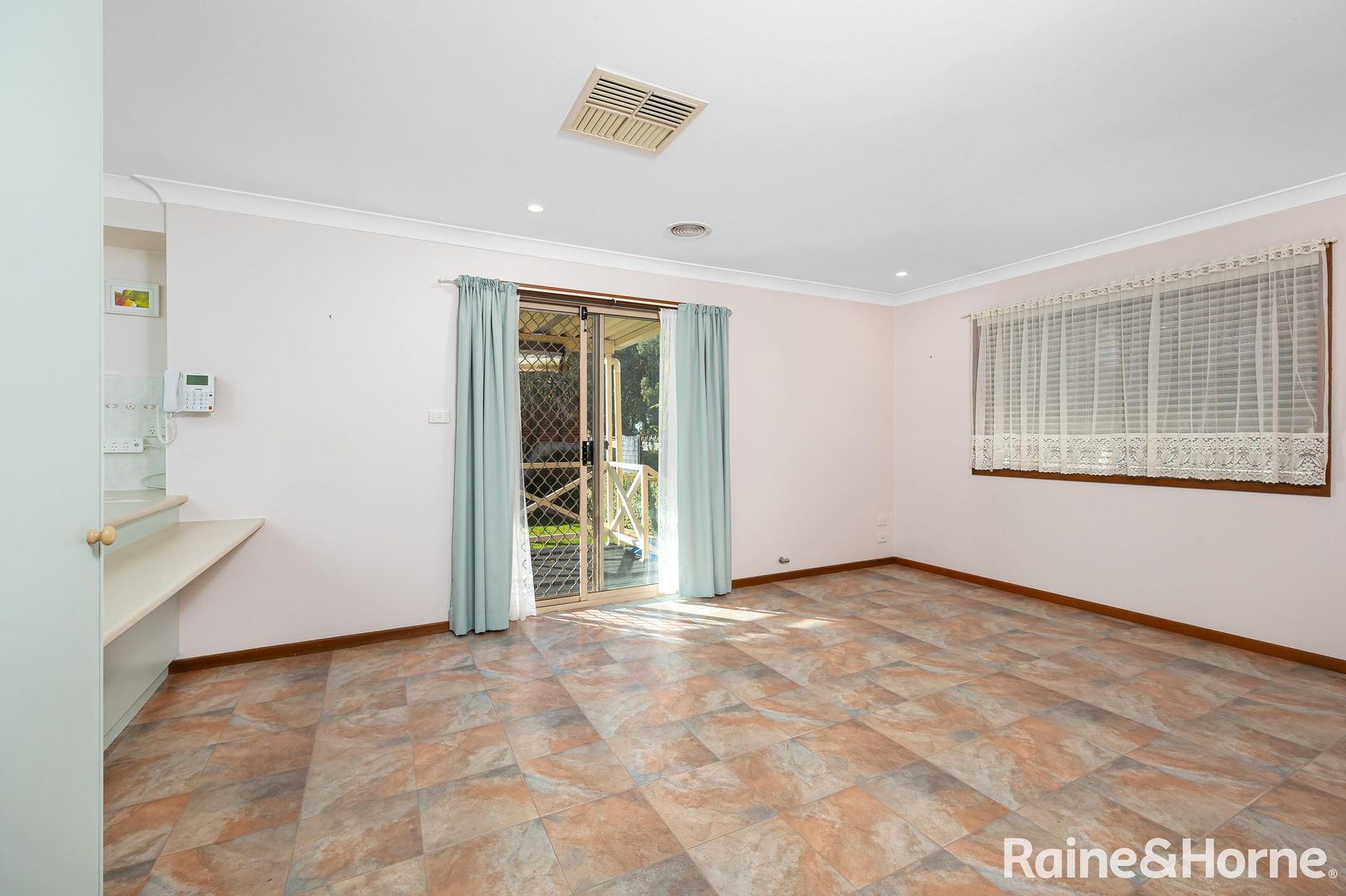 11 Roberts Way, Kooringal NSW 2650, Image 1