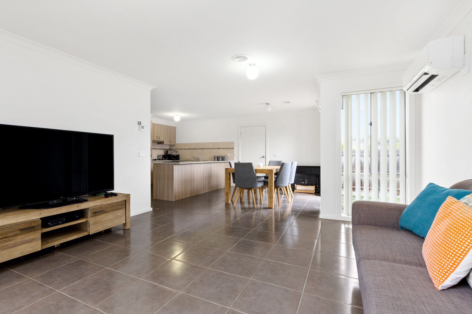 10/9 Shakespeare Court, Drouin VIC 3818, Image 2