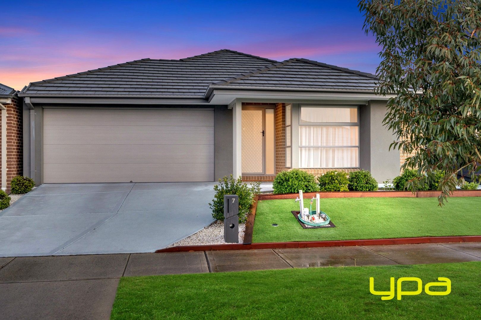 4 bedrooms House in 7 Rathdowne Street CRANBOURNE WEST VIC, 3977
