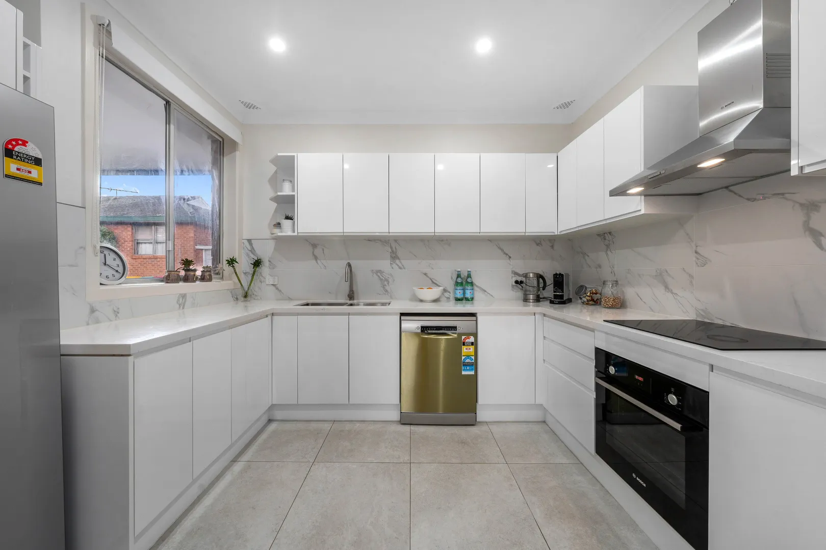 Turnkey Elegance: A Sun-Drenched, Fully Renovated Boutique Villa – pohled 3