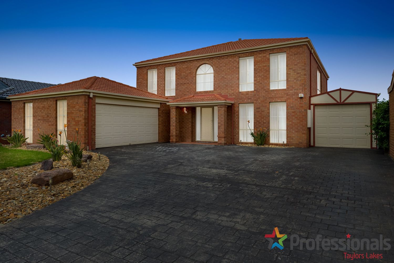 5 bedrooms House in 1 Lyrebird Court TAYLORS LAKES VIC, 3038