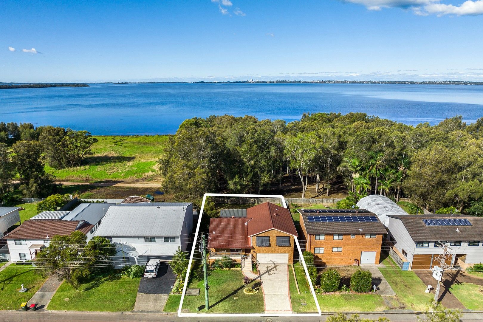 3 bedrooms House in 323 Lakedge Avenue BERKELEY VALE NSW, 2261