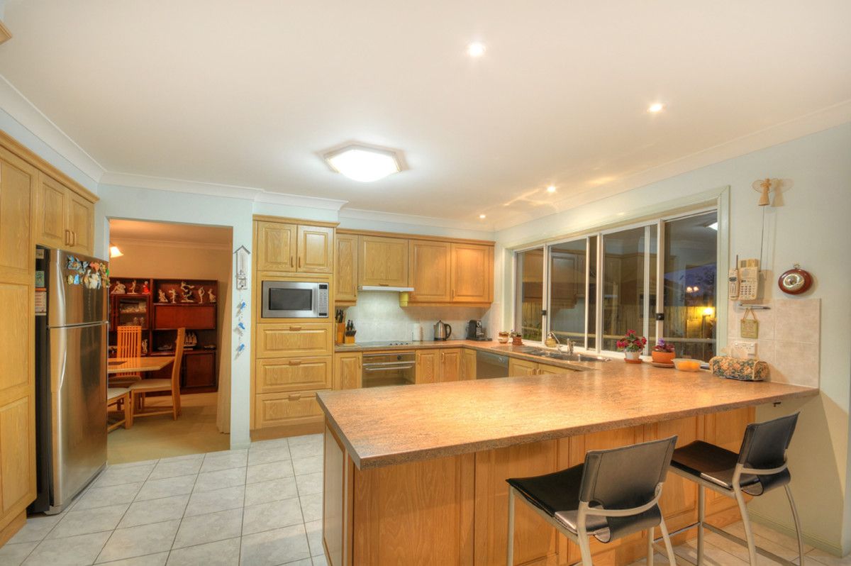 51 Tradewinds Avenue, Paradise Point QLD 4216, Image 2