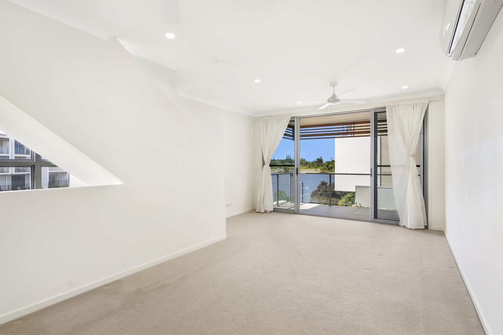 27/3028 The Boulevard, Carrara QLD 4211, Image 2