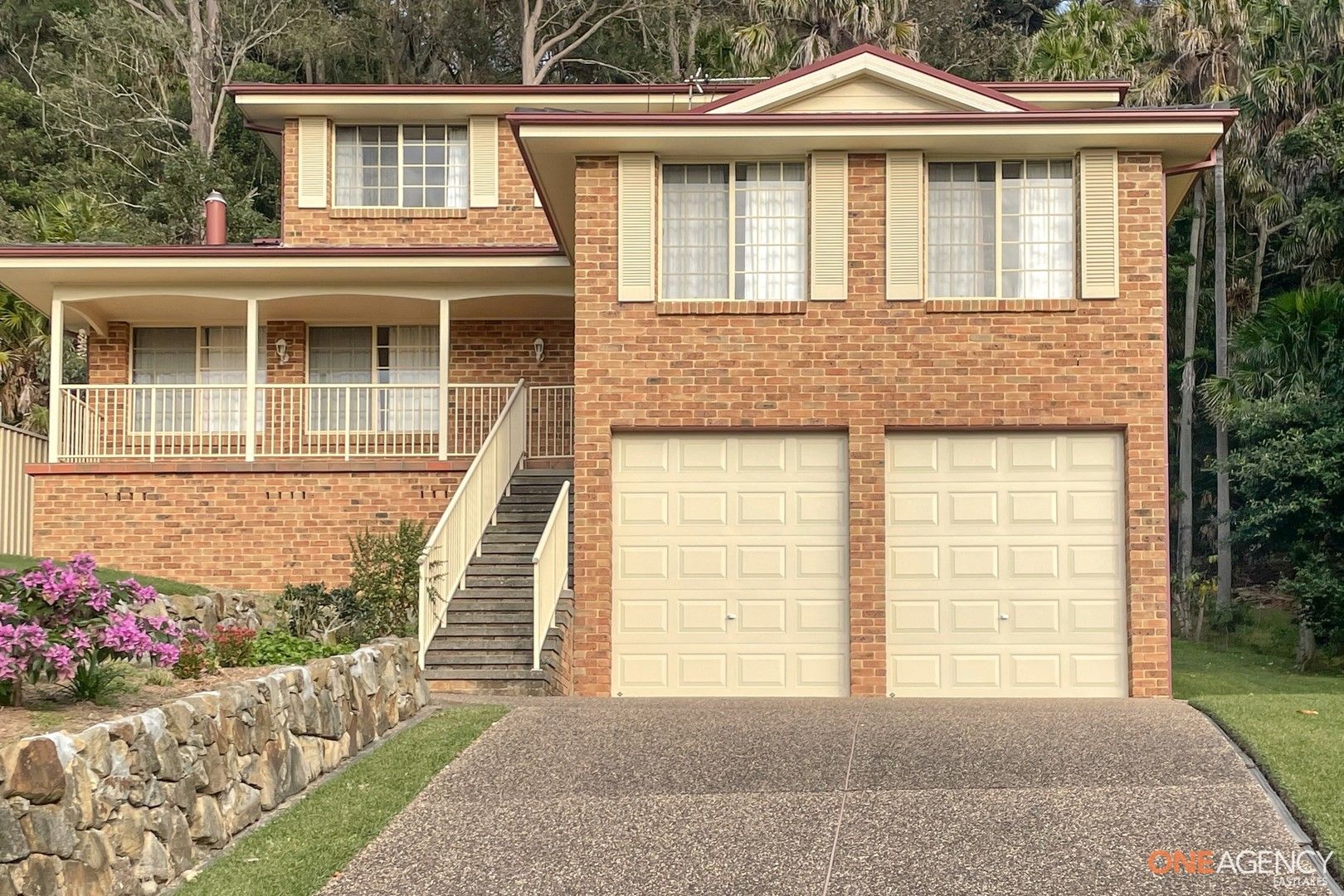 4 bedrooms House in 21 Aquamarine Close CAVES BEACH NSW, 2281