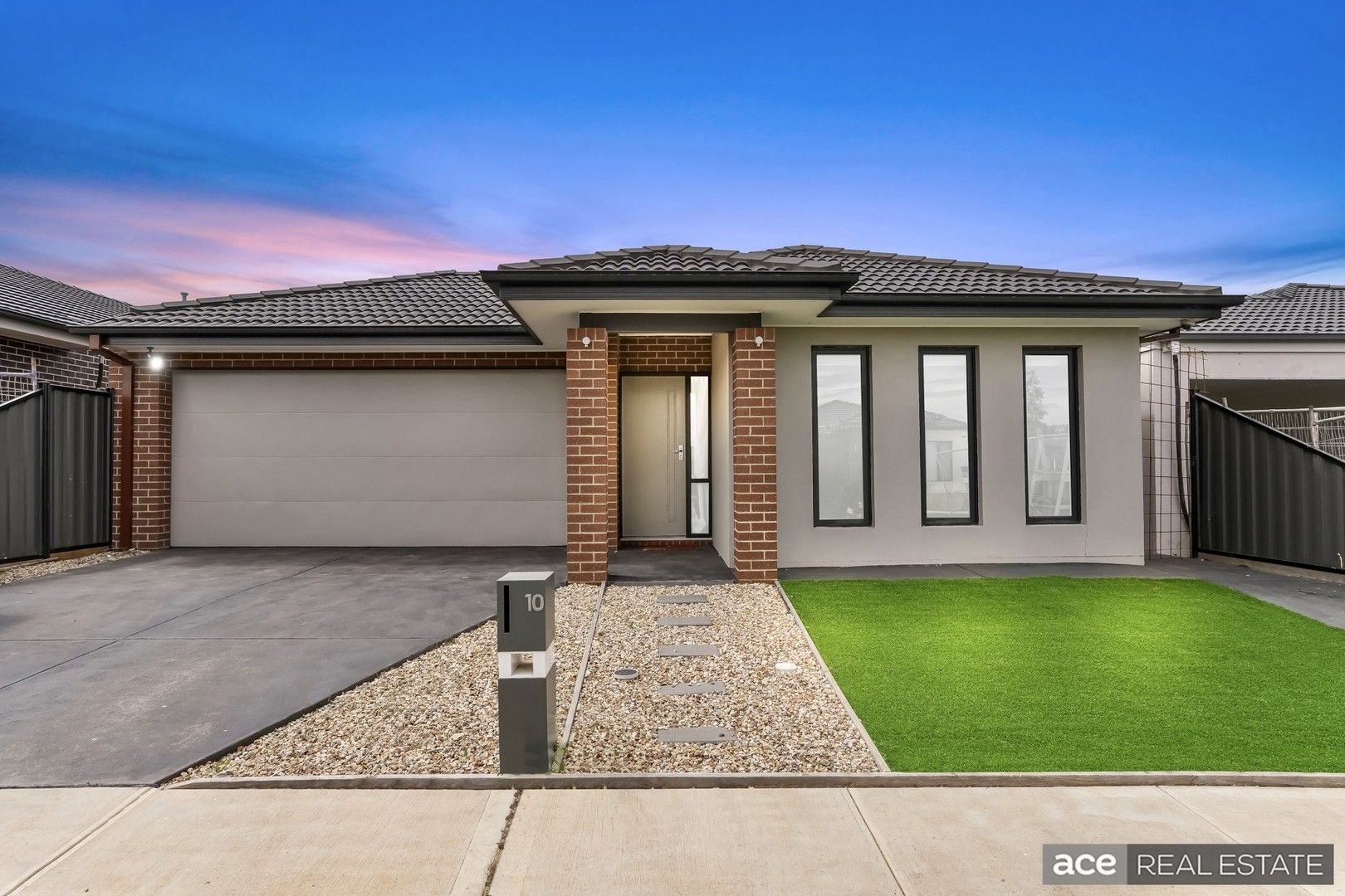 4 bedrooms House in 10 Londonderry crescent TARNEIT VIC, 3029