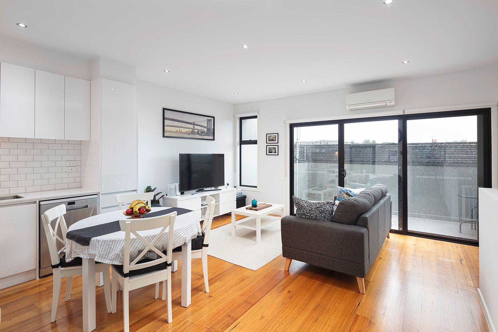 2 bedrooms Apartment / Unit / Flat in 2/8 De Carle Street BRUNSWICK VIC, 3056