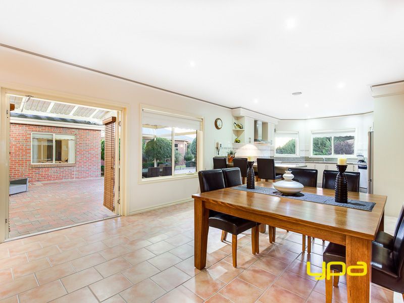 2 Robinia Close, Hillside VIC 3037, Image 2