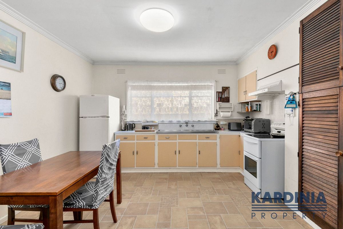 12 Tyrone Street, Hamlyn Heights VIC 3215, Image 2