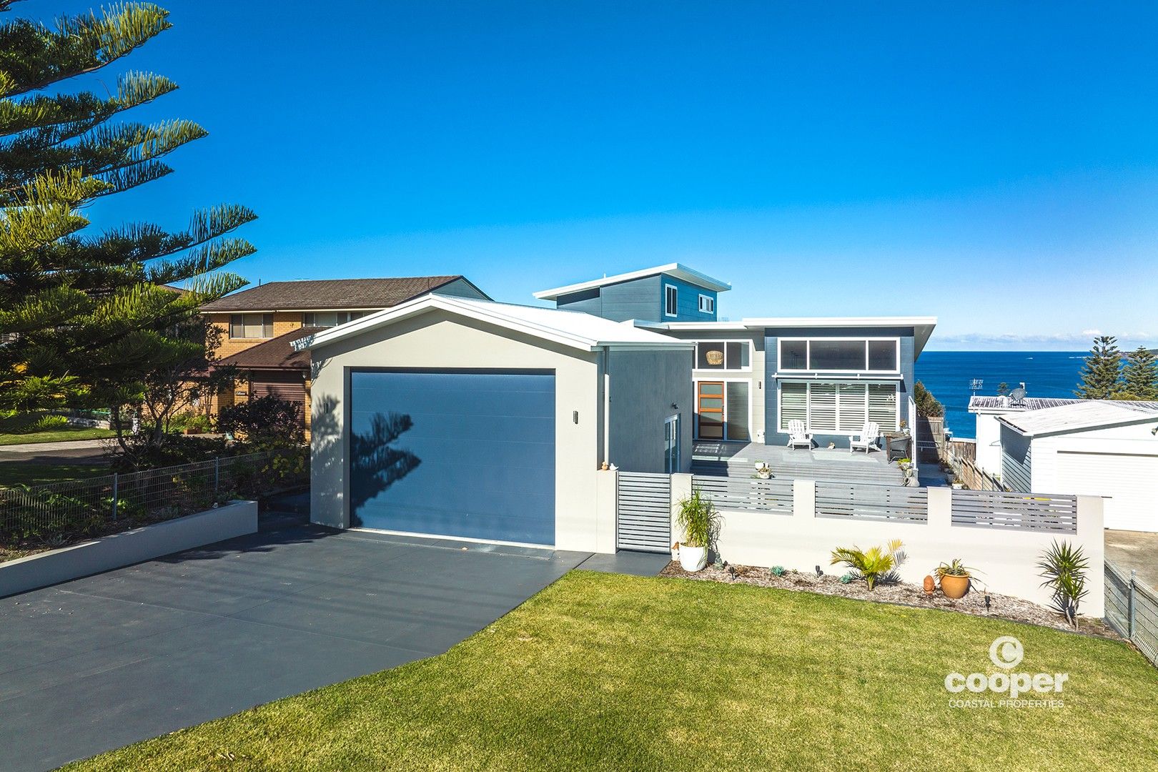 4 bedrooms House in 10 Jones Avenue MOLLYMOOK BEACH NSW, 2539