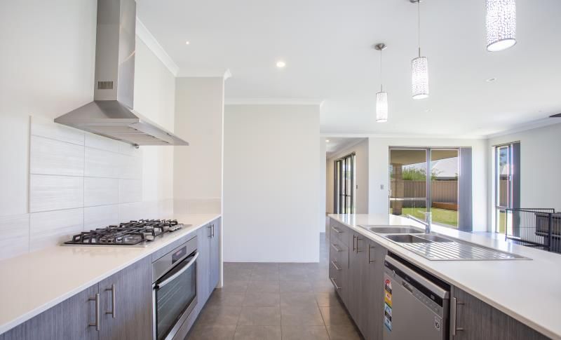 4 bedrooms House in 7 Hazelgrove Crescent MILLBRIDGE WA, 6232