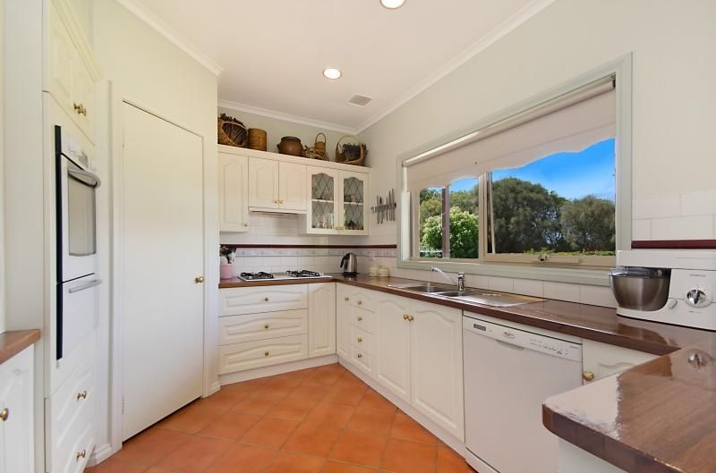 20 Carey Lane, TOWER HILL VIC 3283, Image 2