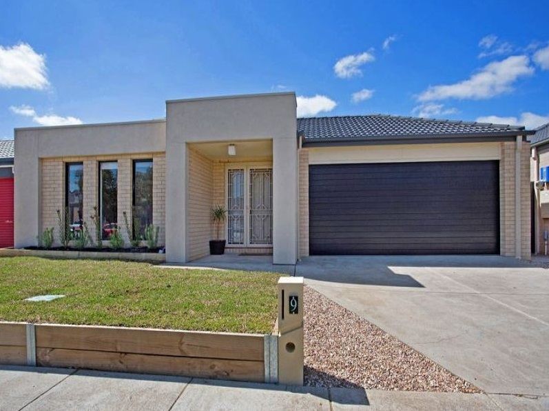 4 bedrooms House in 9 Woburn Crescent MANOR LAKES VIC, 3024