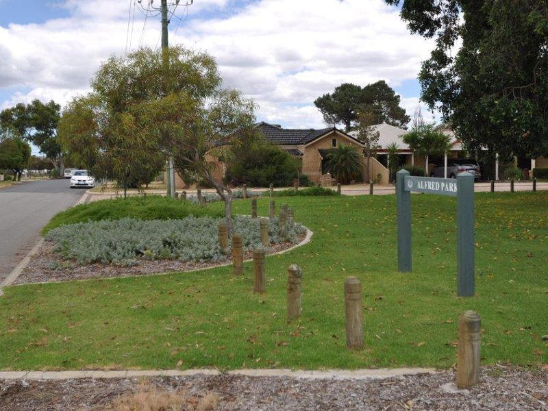 3 bedrooms House in 1 Oakdale Grove BELMONT WA, 6104