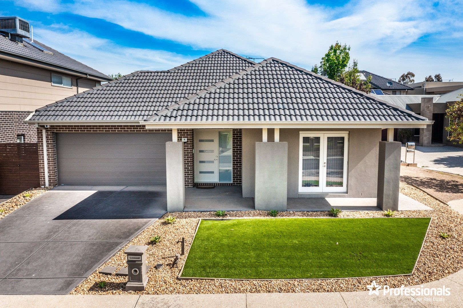 4 bedrooms House in 10 Heathcote Retreat CAROLINE SPRINGS VIC, 3023