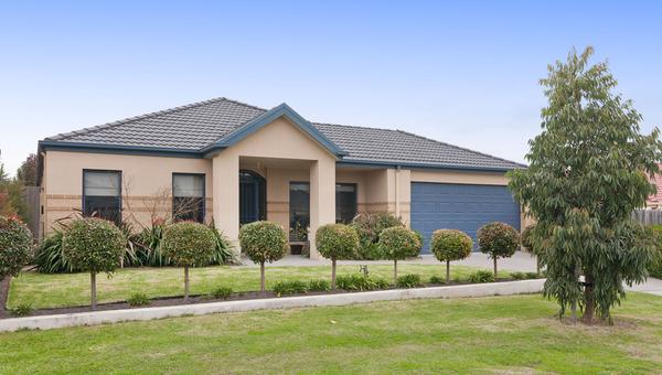 4 Hill View Rise, Mooroolbark VIC 3138