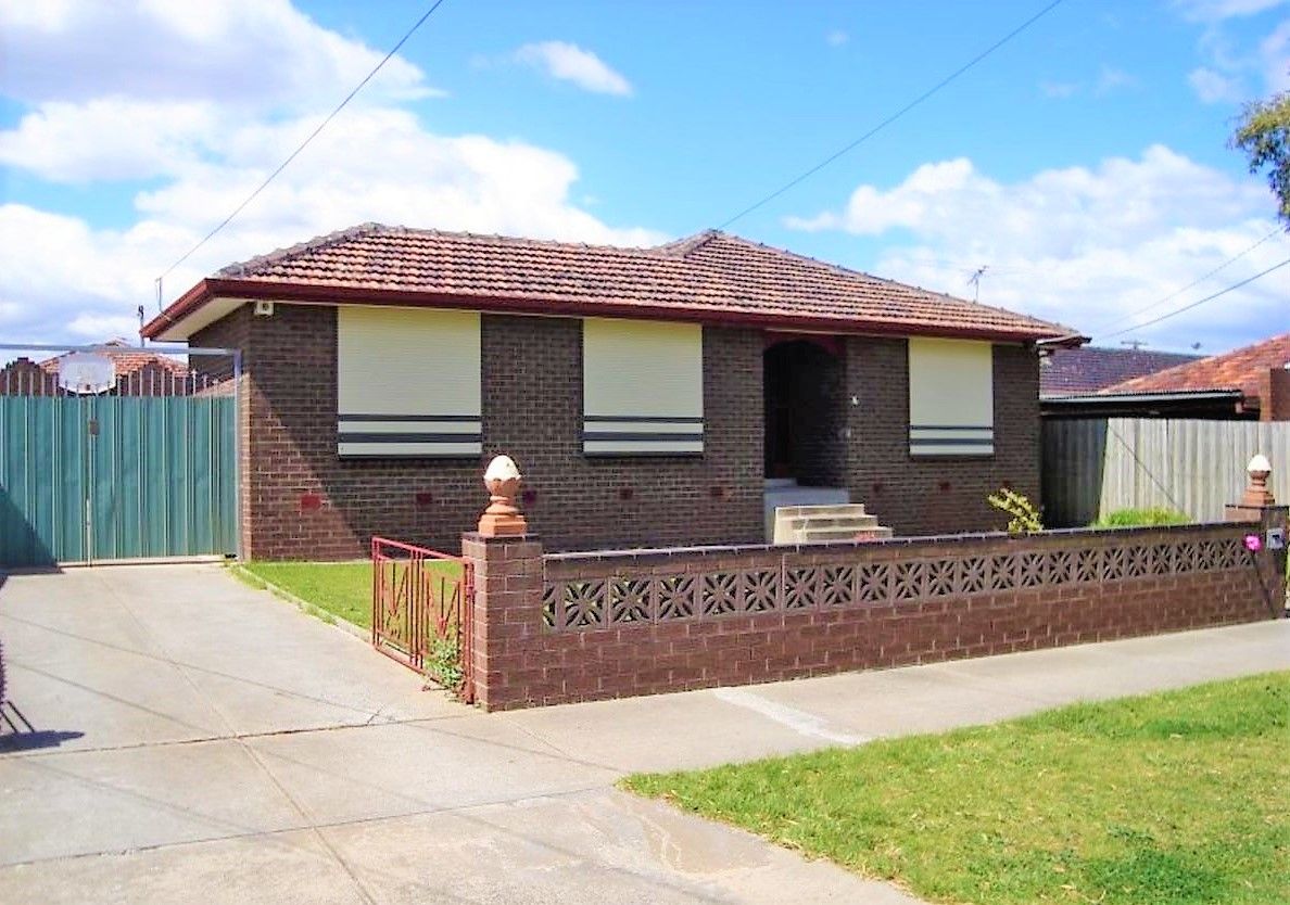 4 bedrooms House in 16 Charlton Place THOMASTOWN VIC, 3074