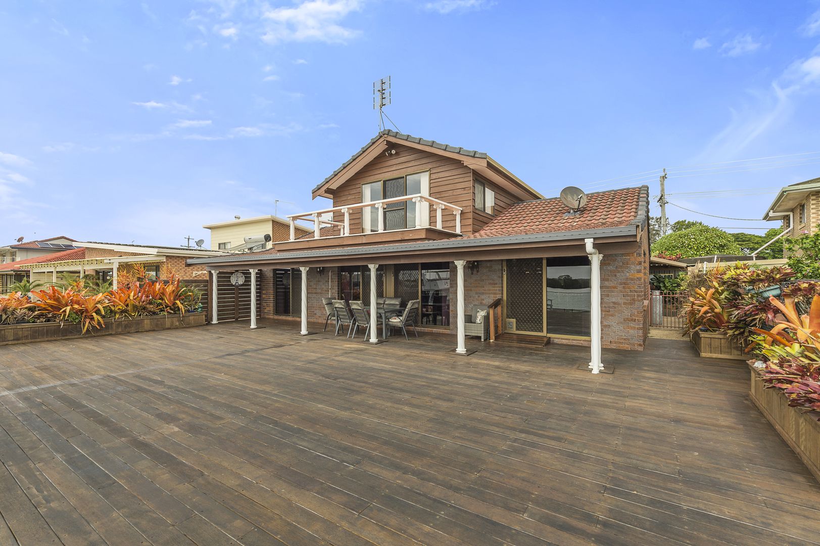 18 Esplanade , Jacobs Well Property History & Address Research Domain