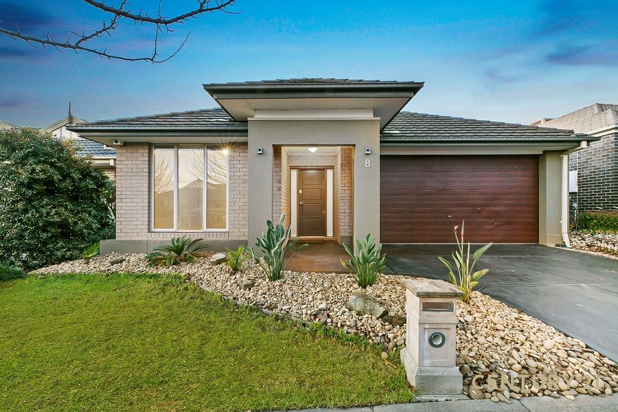 4 bedrooms House in 8 Joseph Banks Drive PAKENHAM VIC, 3810