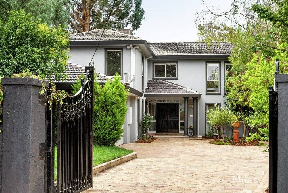 5 bedrooms House in 17 Lochabar Court IVANHOE VIC, 3079