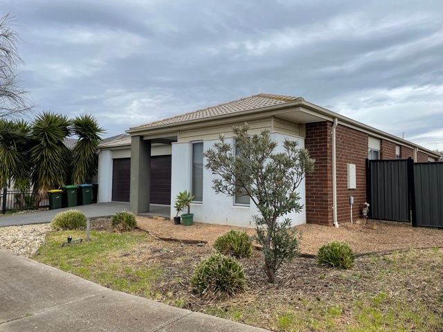 4 bedrooms House in 5 Kalara Court TARNEIT VIC, 3029