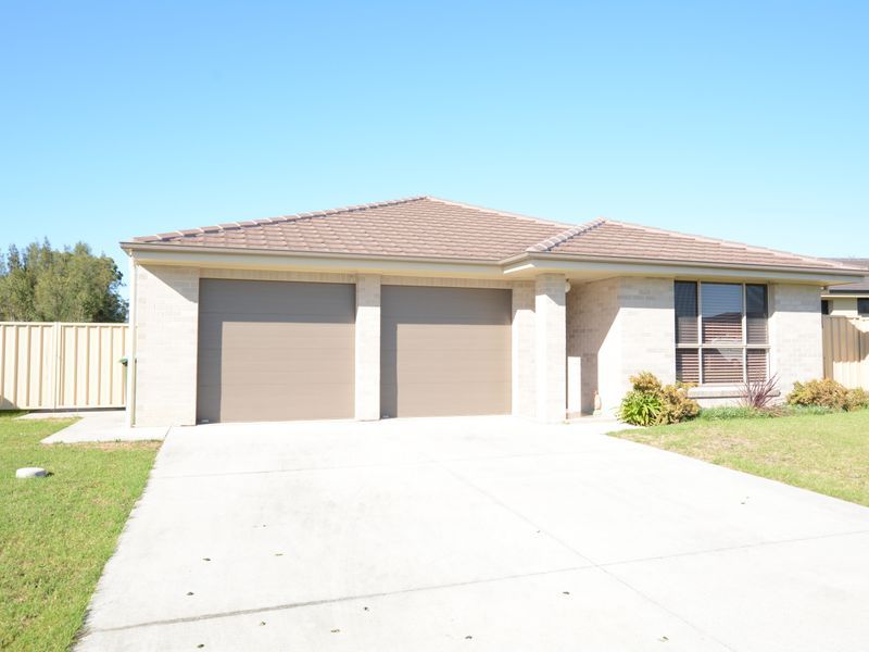 4 bedrooms House in 17 Yellowfin Avenue OLD BAR NSW, 2430