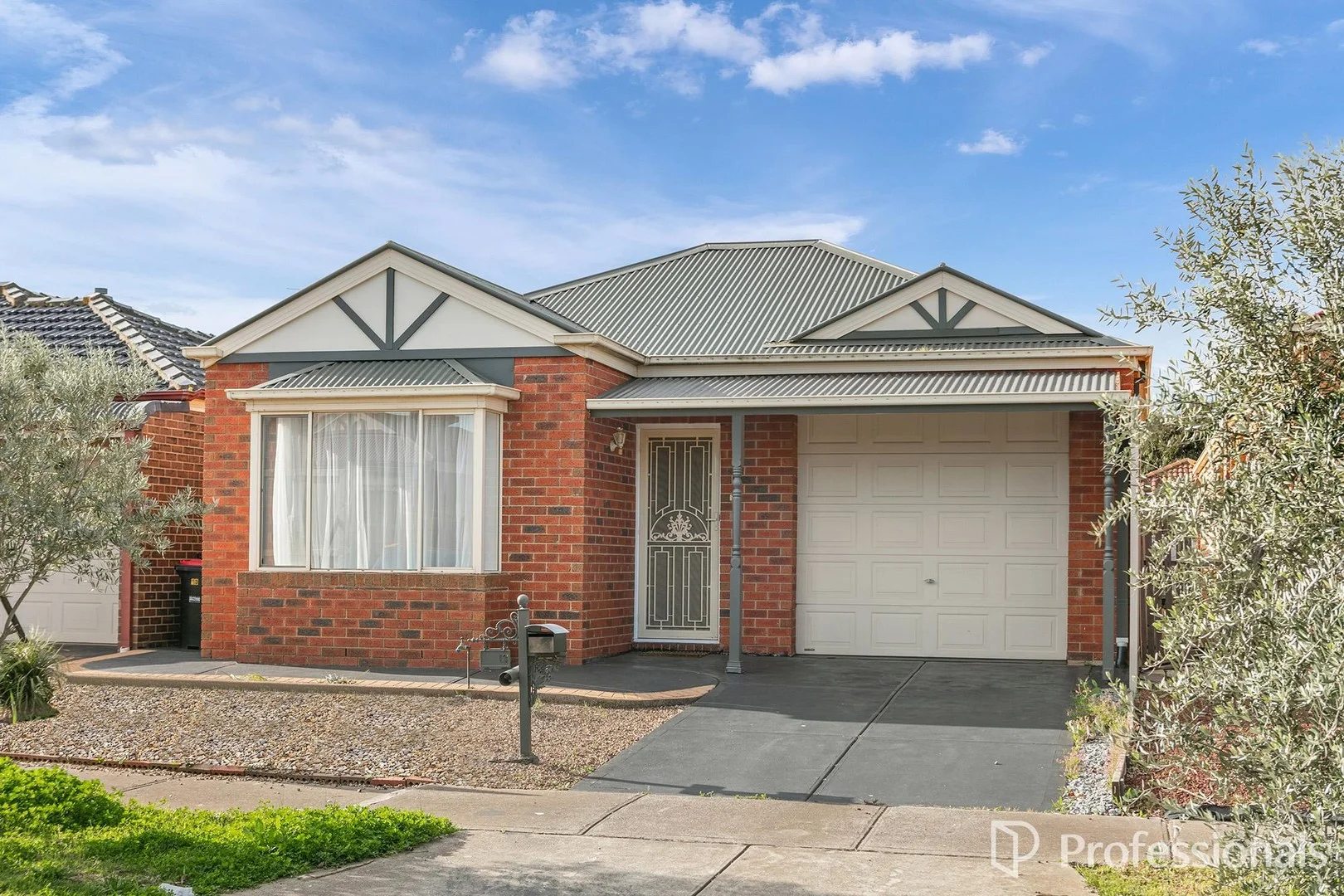 13 Hinchinbrook Close, Caroline Springs VIC 3023